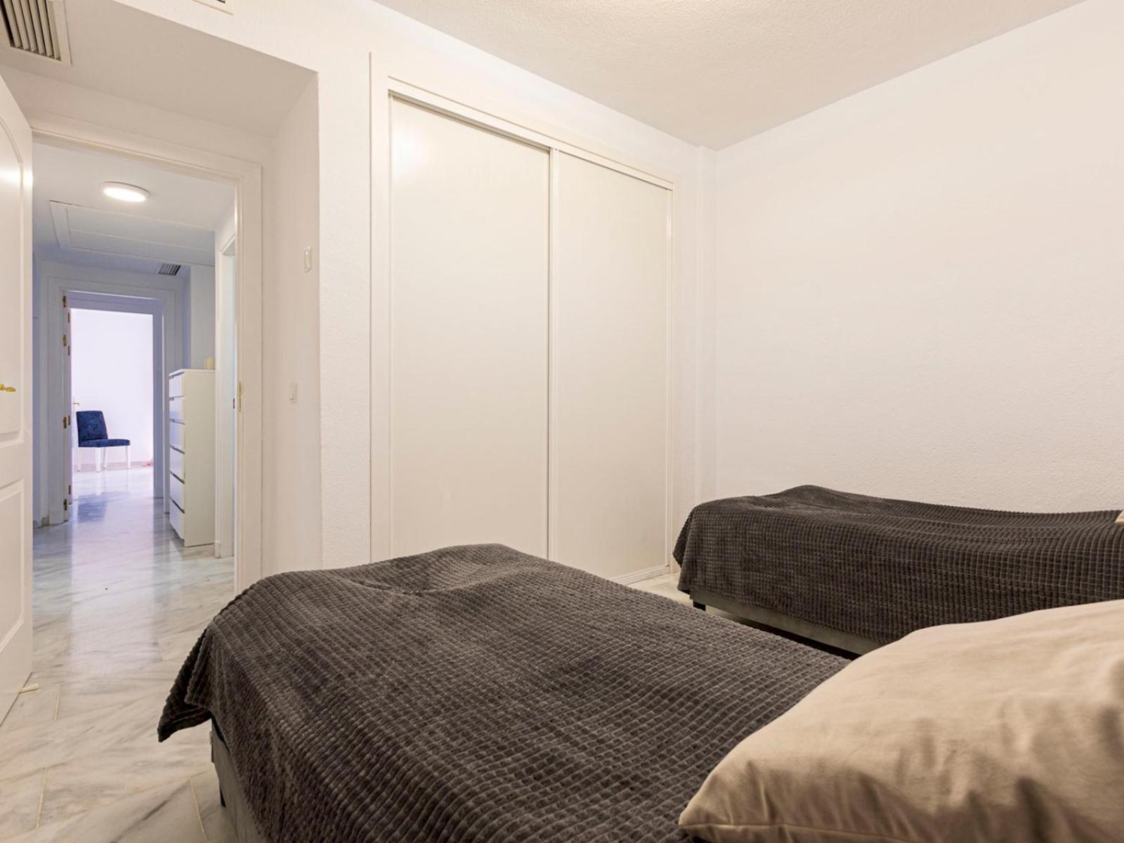 Comfortable With Pool In Pass The Keys Appartement