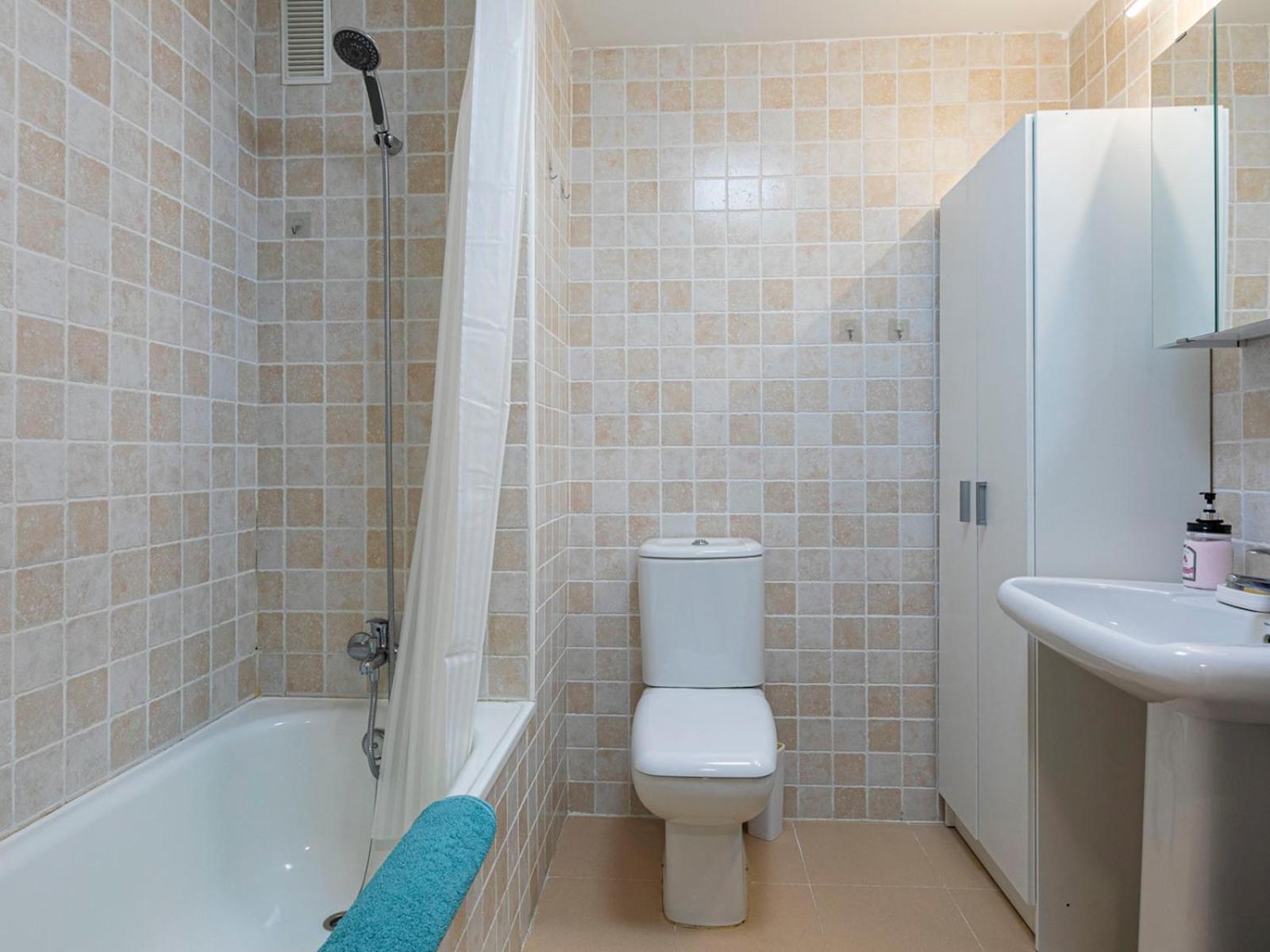 Comfortable With Pool In Pass The Keys Appartement