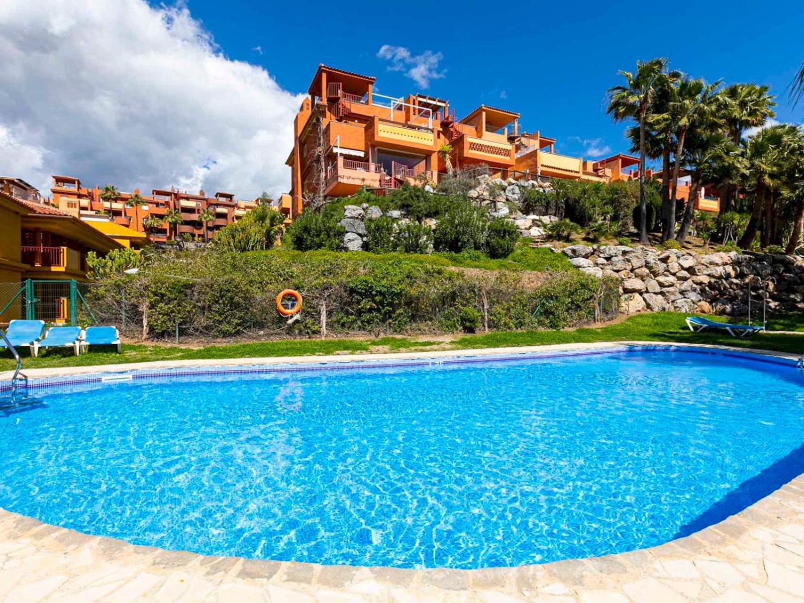 Comfortable With Pool In Pass The Keys Appartement