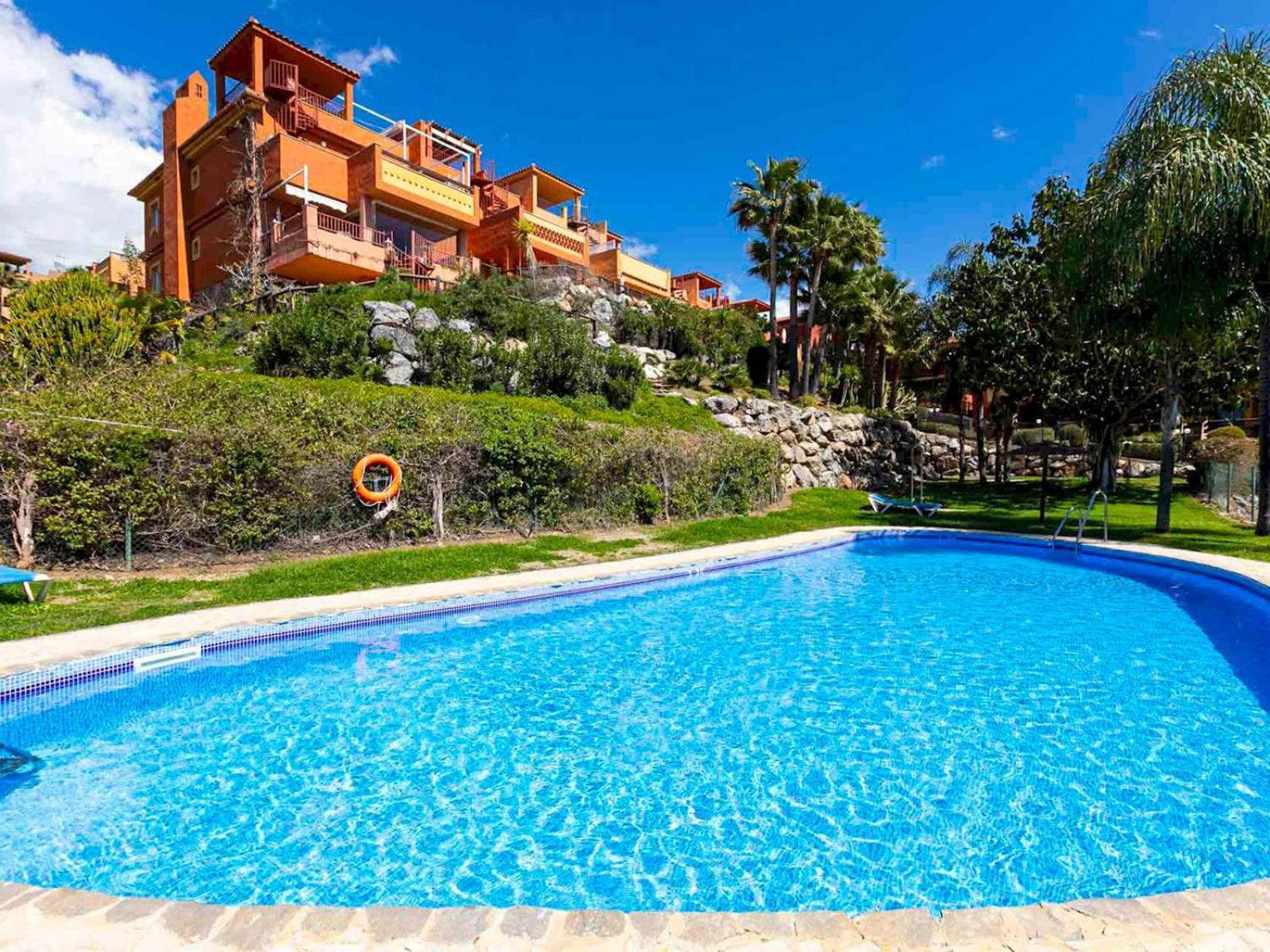 Comfortable With Pool In Pass The Keys Appartement *